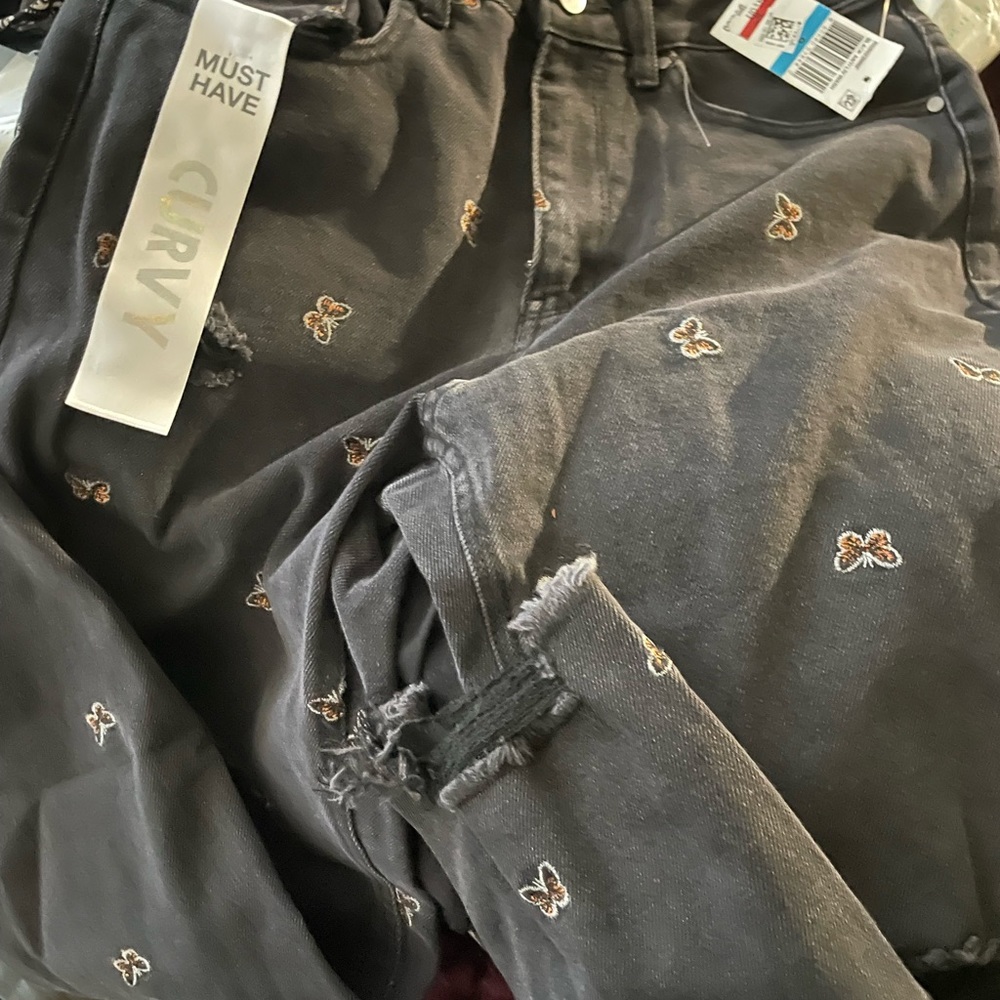 BNWT Mom jeans with butterflies Size 9 - Picture 2 of 3